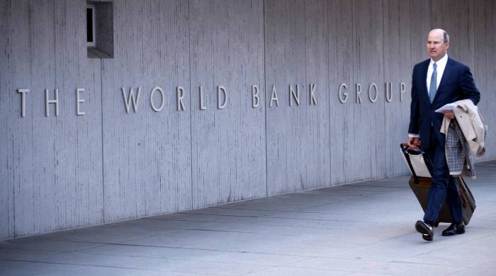 Vista de una persona que pasa por la sede del Fondo Monetario Internacional (FMI), en una fotografía de archivo.