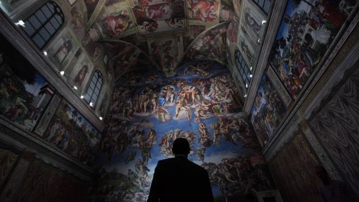 Visitantes observan una reproducción de la Capilla Sixtina el 4 de agosto de 2016.