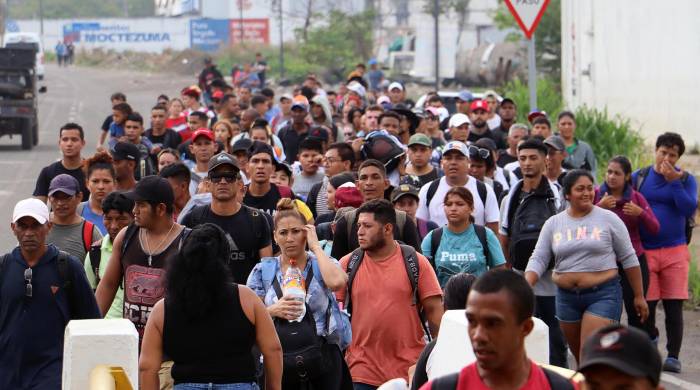 Migrantes de diversas nacionalidades caminan en caravana este lunes para dirigirse a la frontera con Estados Unidos, en el municipio de Tapachula en el estado de Chiapas.