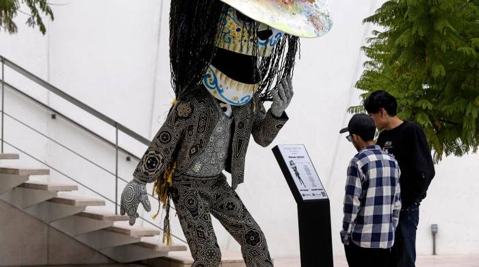 Visitantes observan una de las piezas que hace parte de la exposición ‘Almas Creativas’, del artista César Menchaca, en Puebla (México).