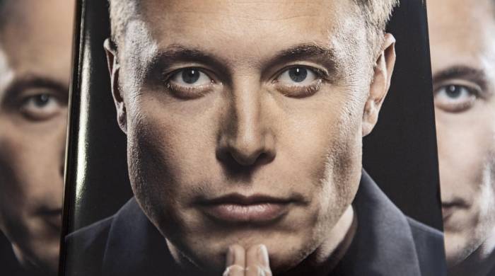 Imagen de archivo del fundador de X (antes Twitter), Elon Musk, en la portada de un libro.