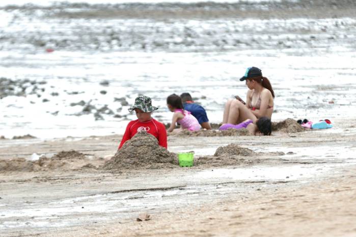 Niños y niñas disfrutan de la playa de Veracruz, este jueves