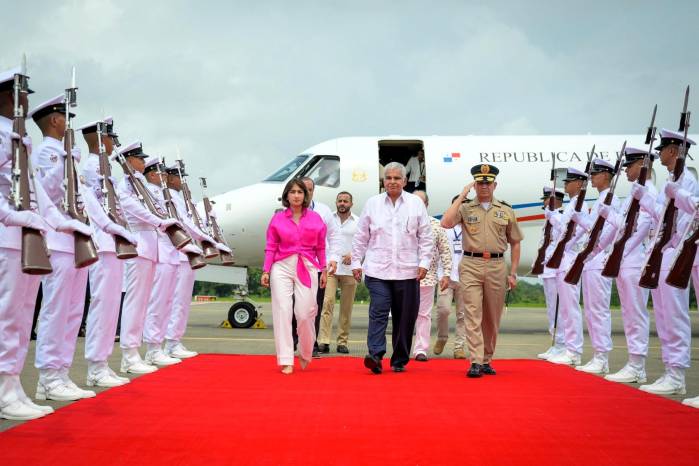 Fotografía cedida por la Cancillería de Colombia que muestra a la canciller colombiana Laura Sarabia (i), recibiendo al presidente de Panamá, Jose Raúl Mulino (c), a su llegada este viernes al aeropuerto de Montería (Colombia).