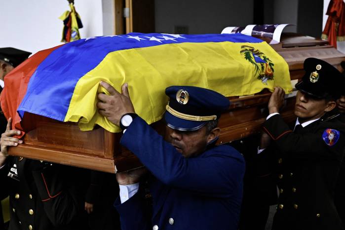 Miembros de las Fuerzas Armadas venezolanas cargan el féretro de uno de los soldados fallecidos durante la captura del presidente venezolano Nicolás Maduro y su esposa Cilia Flores por parte de las fuerzas estadounidenses, durante el funeral en Caracas el 7 de enero de 2026.