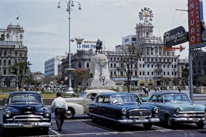 Plaza San Martín en Lima, Perú, 1950. Colección Privada de Jean Pierre Lemmonier.