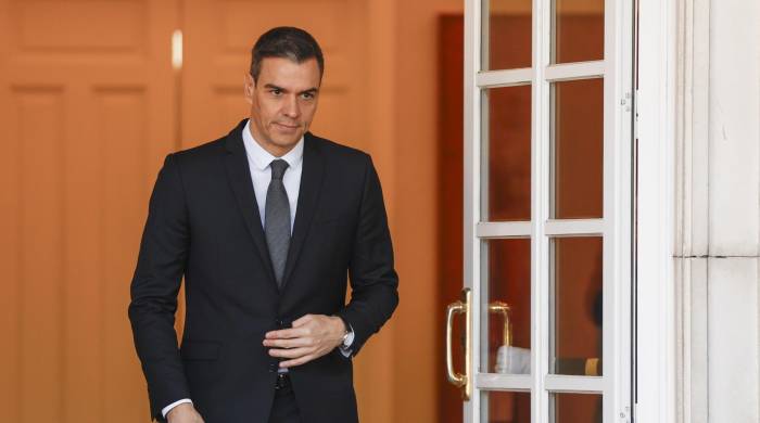 El presidente del Gobierno español, Pedro Sánchez, a las puertas del Palacio de la Moncloa en Madrid.