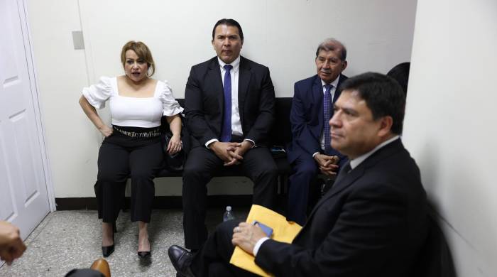 De izq. a der. los magistrados electorales de Guatemala, Irma Palencia, Gabriel Aguilera, Mynor Franco y Ranulfo Rojas, esperan en un juzgado para ser atendidos por un juez.