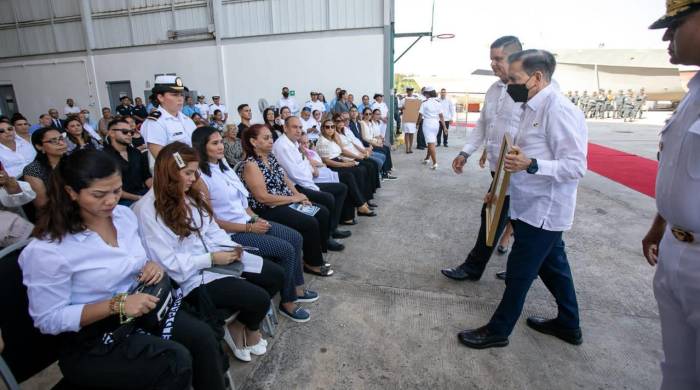 Esta ceremonia de despedida de Martínez Díaz fue realizada con honores en presencia de autoridades del Gobierno.