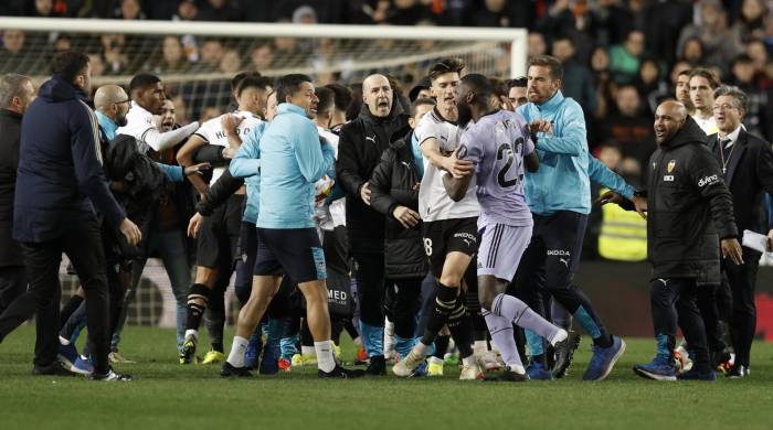 Los jugadores del Real Madrid protestan al colegiado Gil Manzano el gol anulado en el último momento del encuentro correspondiente a la jornada 27 de Primera División que Valencia y Real Madrid disputaron en el estadio de Mestalla, en Valencia.