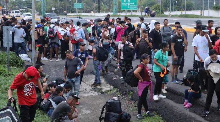 Migrantes caminan en caravana este viernes en el municipio de Tapachula en Chiapas.