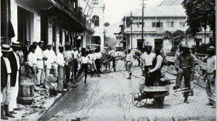 Construcción del tranvía sobre la calle C, ciudad de Panamá, 1912.