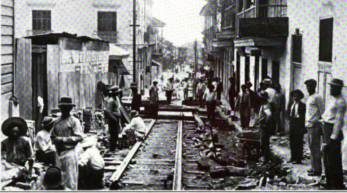Colocación de los rieles del tranvía en la ciudad de Panamá, 1912.