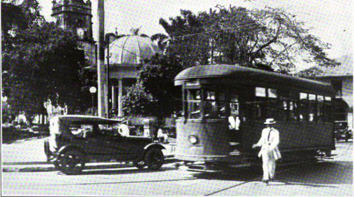 Primer carro del tranvía en el parque de Santa Ana, ciudad de Panamá, 1913.