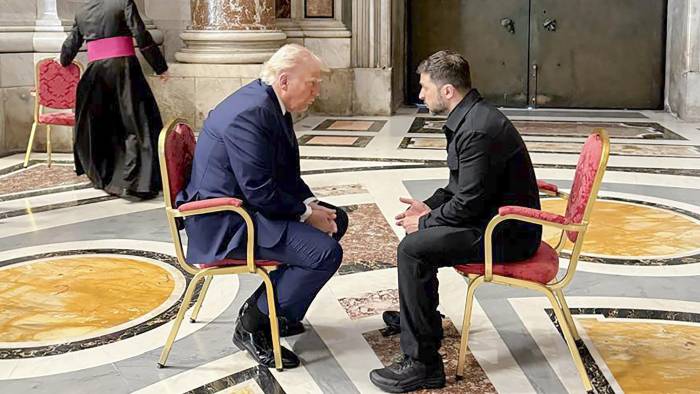 Una foto facilitada por el Servicio de Prensa de la Presidencia de Ucrania muestra al presidente ucraniano, Volodymyr Zelensky (d), reuniéndose con el presidente de EE.UU., Donald Trump (i), en la Catedral de San Pedro antes de la misa fúnebre del papa Francisco en la Plaza de San Pedro en El Vaticano.