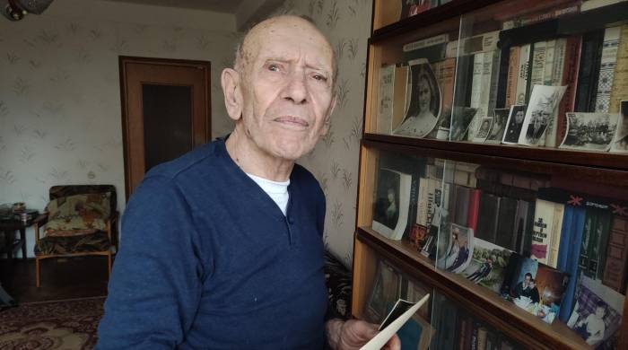 El superviviente del Holocausto Dmitri Bobekski, durante una entrevista con EFE en su apartamento de la capital ucraniana. Miles de supervivientes del genocidio nazi siguen viviendo en Ucrania.