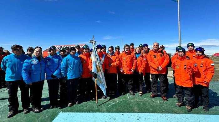 El presidente Javier Milei y a su equipo de trabajo tras su llegada hoy a la Base Antártica Conjunta Marambio.