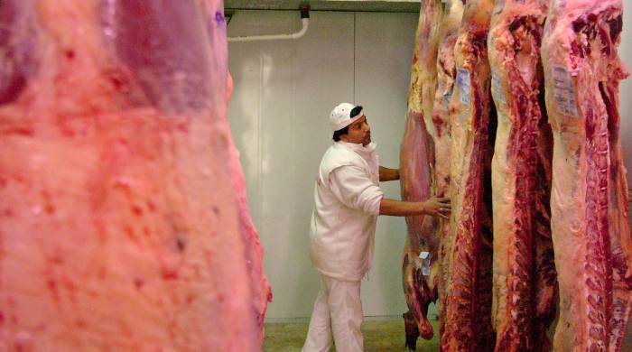Imagen de archivo de un trabajador colocando reses de vacuno en un frigorífico de la ciudad de Buenos Aires.