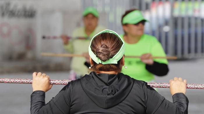 Mujeres participan en una clase de zumba en un deportivo en la Ciudad de México (México). EFE/ Mario Guzmán