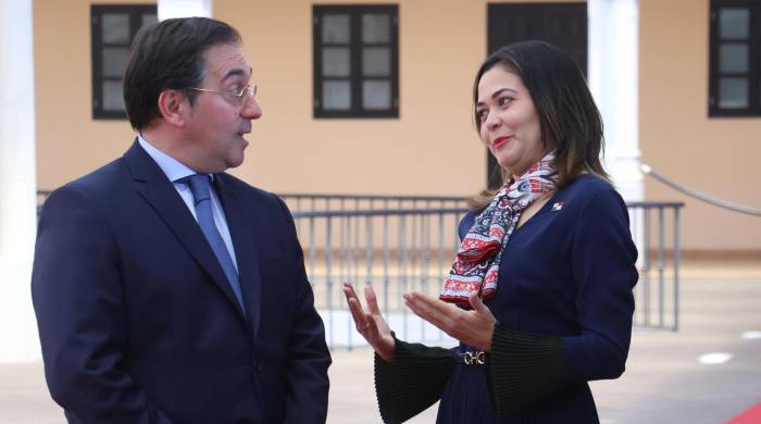 El ministro de Asuntos Exteriores de España, José Manuel Albares, habla con la canciller panameña, Janaina Tewaney, durante su visita oficial a Panamá.