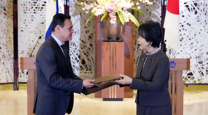 El ministro de Relaciones Exteriores de Paraguay, Rubén Ramírez Lezcano y su homóloga japonesa, Yoko Kamikawa, firman este viernes, un memorándum de entendimiento dirigido a ampliar los lazos entre ambos países.