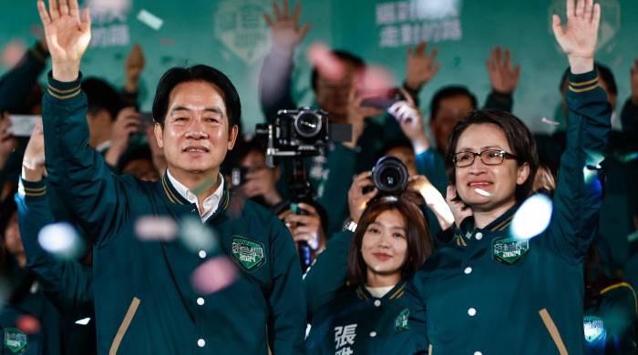 El vicepresidente taiwanés y candidato presidencial del gobernante Partido Democrático Progresista (PDP), William Lai (Lai Ching-te) (izq), y el candidato a vicepresidente, Hsiao Bi-khim (dcha), celebran en medio de una lluvia de confeti durante un mitin después de ganar las elecciones presidenciales en Taipei, Taiwán, el 13 de enero de 2024.