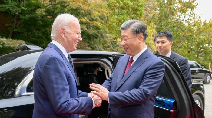 Imagen de archivo del presidente estadounidense Joe Biden (i) y el presidente chino Xi Jinping.