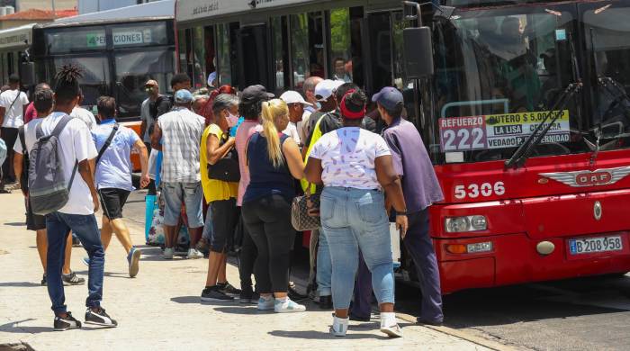 Varias personas intentan subir a un ómnibus, en La Habana (Cuba), en una fotografía de archivo.