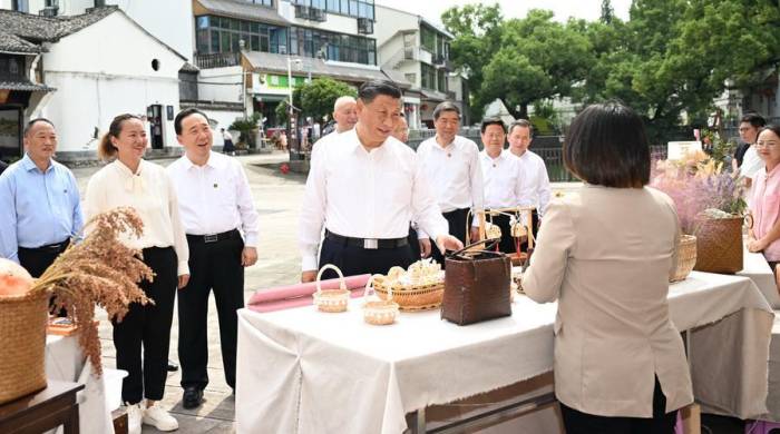 Xi Jinping inspecciona el poblado de Lizu en Yiwu, provincia de Zhejiang, en el este de China, el 20 de septiembre de 2023.