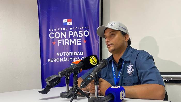 El director de Aeronáutica Civil, el capitán Rafael Barcenas, en conferencia de prensa, este sábado 17 de mayo, para dar detalles del accidente que se produjo en Isla Colón, Bocas del Toro.