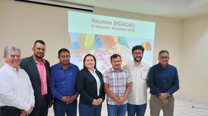 El Comité Coordinador de SICACAO durante una reunión el 11 de diciembre de 2023, en Santa Ana (El Salvador). EFE/ Judit Vanegas/Cortesía Rikolto.