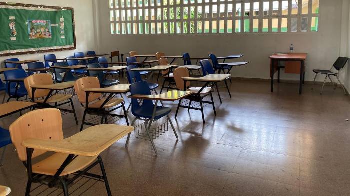 Desde el 23 de abril, miles de estudiantes del sector público permanecen sin clases.