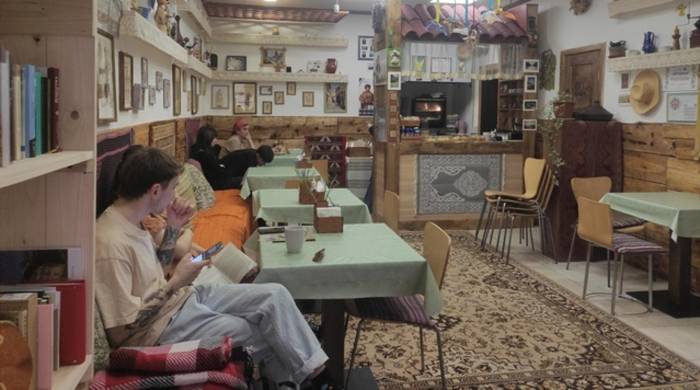 Vista del café Patio crimeo en Leópolis, regentado por Lerane Jaibulaieva, una tártara de Crimea que ya tuvo que huir dos veces de su hogar debido a la invasión rusa.