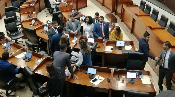 Entre largos recesos y reuniones de bancadas transcurrió la sesión plenaria de esta jueves.