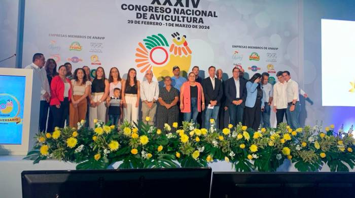 Luis Carlos Castroverde, presidente de Anavip, acompañado de un grupo de productores.