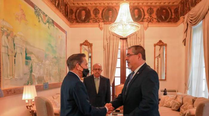 El presidente Cortizo saluda al presidente electo de Guatemala.