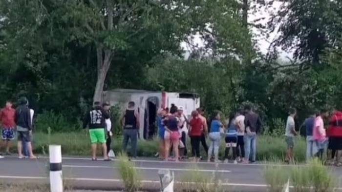 Se reporta que los heridos son leves y que fueron trasladados a un centro médico.