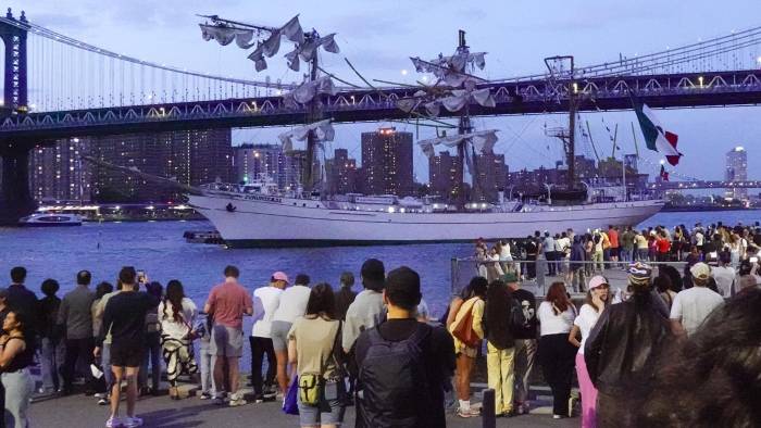 La gente mira al Cuauhtémoc, un buque escuela de la Armada mexicana, en el East River después de que el barco chocara contra el puente de Brooklyn, en Nueva York, el 17 de mayo.