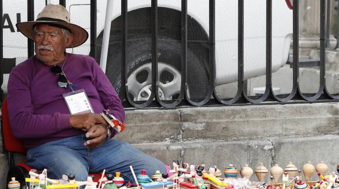 Un hombre vende artesanías el lunes en una calle de la Ciudad de México.
