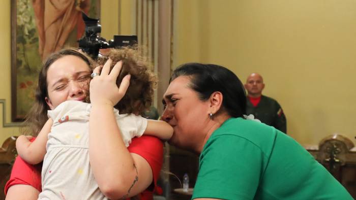 Fotografía cedida por Prensa del Palacio de Miraflores donde se observa a Yorely Bernal (i) y su hija Maikelys Espinoza este miércoles, en Caracas.