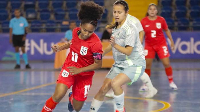 Erika Hernández durante un partido de futsal contra México.