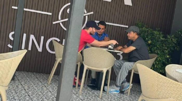 Mayer Mizrachi, Iván Blasser y Raúl Ricardo Rodríguez reunidos en una cafetería de la capital.
