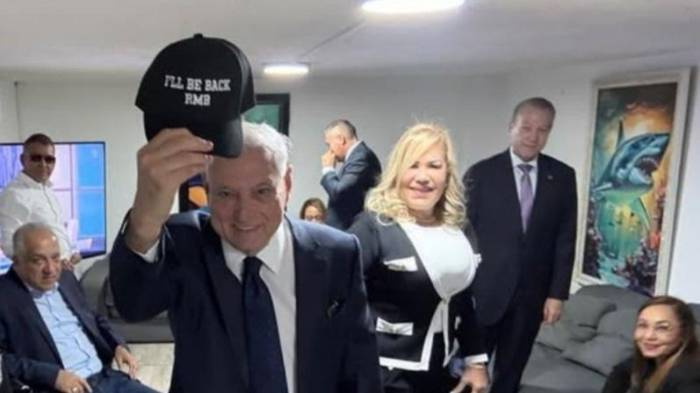 Vestido y con maletas quedó el expresidente Ricardo Martinelli y su mascota Bruno.