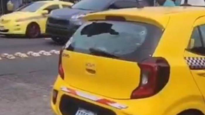 Una de las personas que resultó herida viajaba en un taxi.
