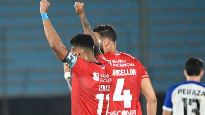 Ismael Díaz (izq.) celebrando uno de sus goles frente al Cerro Largo en la Copa Sudamericana.