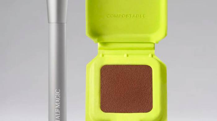 Sellar los productos líquidos con un poco de polvo compacto, esto ayudará a que el maquillaje ya aplicado tenga duración. Luego utilizar iluminador en los pómulos.