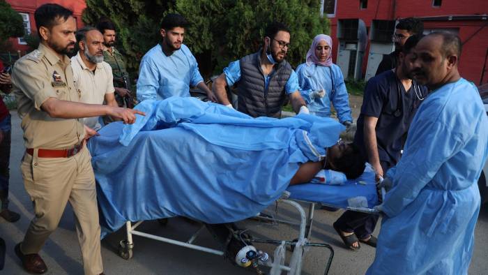 Los paramédicos trasladan a un turista herido a un hospital en Anantnag, al sur de Srinagar, India, 22 de abril de 2025. Presuntos terroristas abrieron fuego contra un grupo de turistas en Pahalgam, un popular destino turístico y estación de montaña. EFE/EPA/FAROOQ KHAN