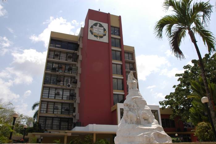 La Universidad de Panamá fue parte de la formación jurídica de Carlos Iván Zúñiga, quien cursó allí Derecho y Ciencias Políticas.
