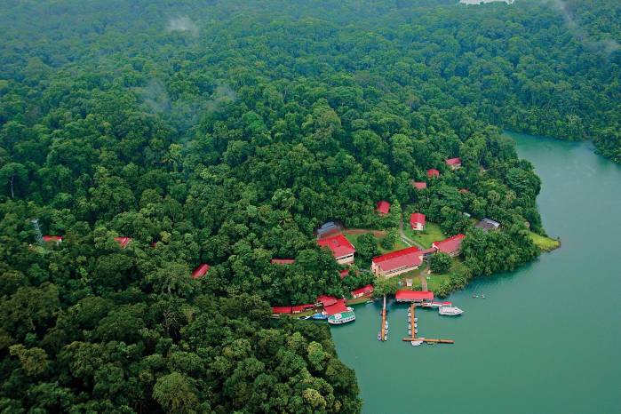 Una de las primeras áreas revertidas a Panamá, como resultado de los Tratados del Torrijos-Carter, fue el Monumento Natural Barro Colorado.