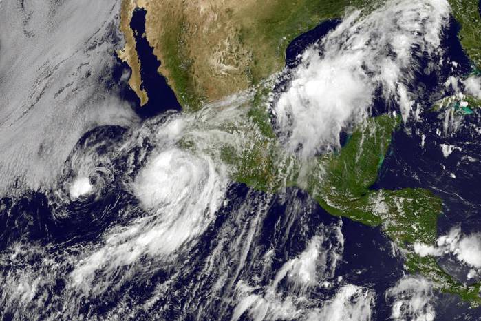 Esta imagen obtenida de la Administración Nacional Oceánica y Atmosférica (NOAA), muestra al huracán Erick moviéndose hacia la costa occidental de México el 6 de julio de 2025.