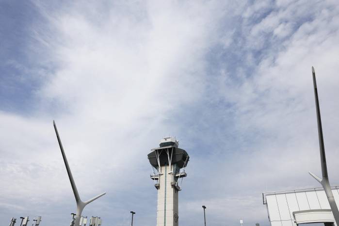 La FAA confirma que varias aeronaves civiles han reportado interferencias.